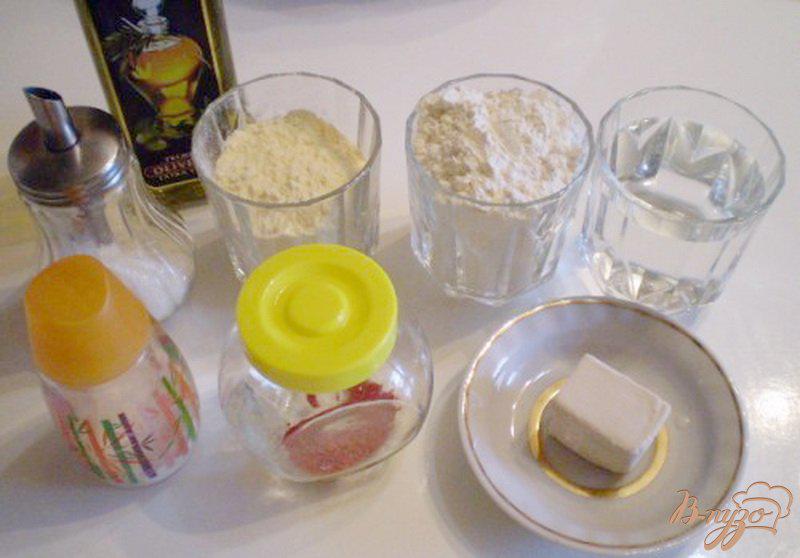 Фото приготовление рецепта: Хлеб на двух видах муки с паприкой и оливковым маслом шаг №1