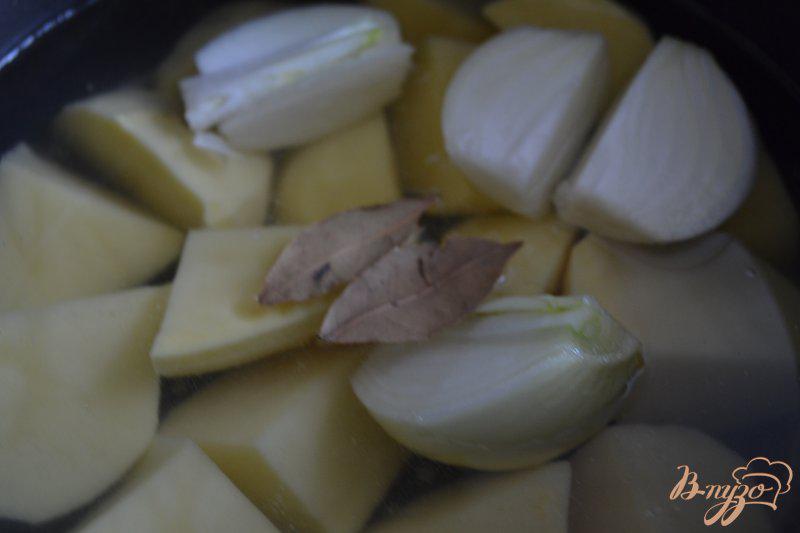 Фото приготовление рецепта: Давленый картофель с гусиной печенью шаг №1
