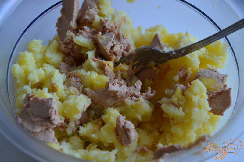 Фото приготовление рецепта: Давленый картофель с гусиной печенью шаг №4