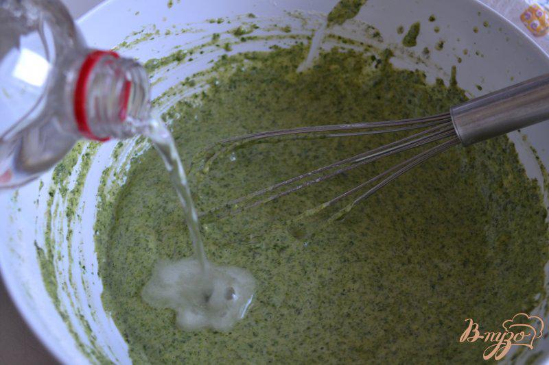 Фото приготовление рецепта: Шпинатно-чесночные блины на майонезе шаг №4