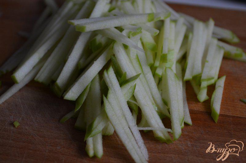 Фото приготовление рецепта: Морковно-яблочный салат с креветками шаг №1