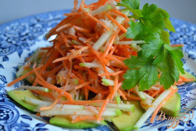 Фото приготовление рецепта: Морковно-яблочный салат с креветками шаг №6