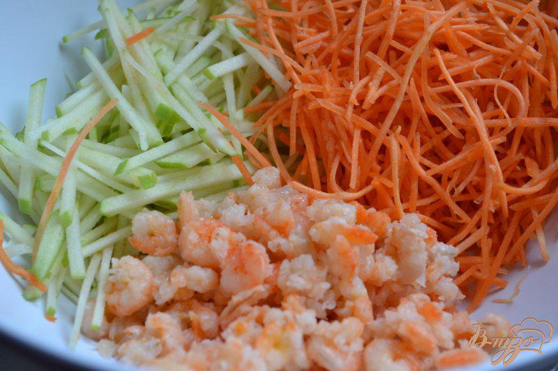 Фото приготовление рецепта: Морковно-яблочный салат с креветками шаг №2