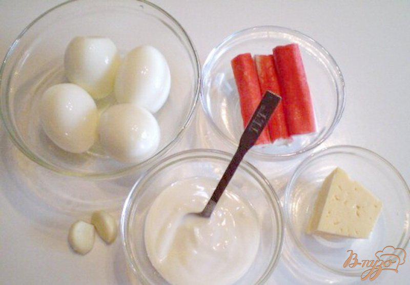 Фото приготовление рецепта: Яйца фаршированные крабовыми палочками, сыром и чесноком шаг №1