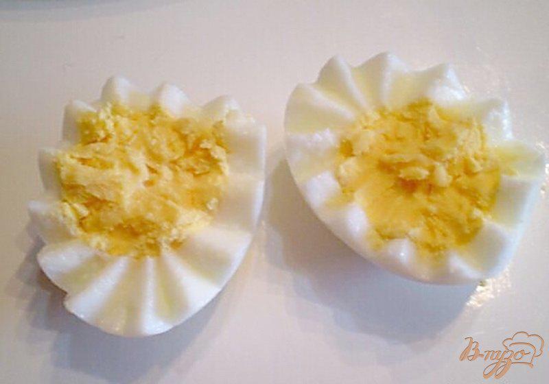 Фото приготовление рецепта: Яйца фаршированные крабовыми палочками, сыром и чесноком шаг №2