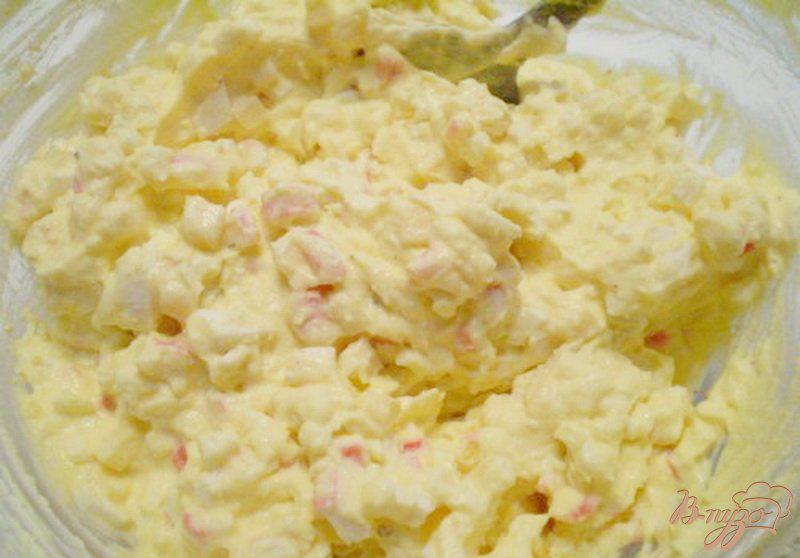 Фото приготовление рецепта: Яйца фаршированные крабовыми палочками, сыром и чесноком шаг №4