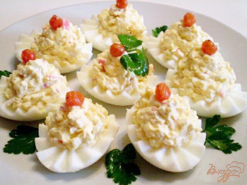 Фото приготовление рецепта: Яйца фаршированные крабовыми палочками, сыром и чесноком шаг №5
