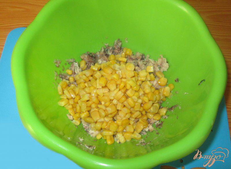 Фото приготовление рецепта: Салат с сардинами и кукурузой шаг №3