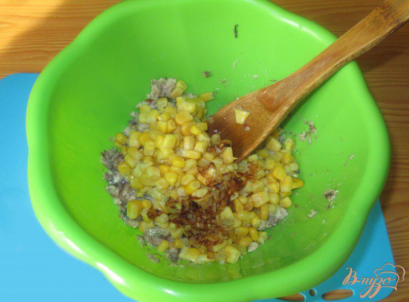 Фото приготовление рецепта: Салат с сардинами и кукурузой шаг №4