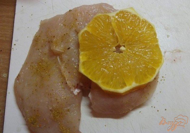 Фото приготовление рецепта: Куриная грудка запеченая с апельсином шаг №5