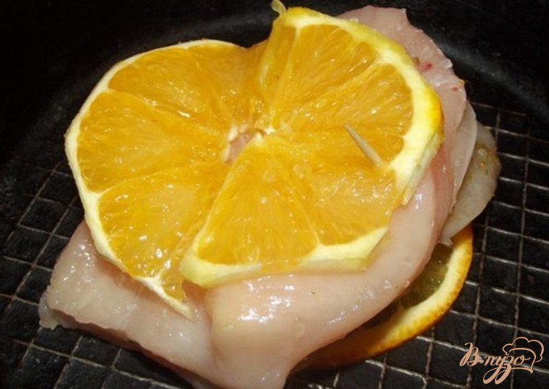 Фото приготовление рецепта: Куриная грудка запеченая с апельсином шаг №7