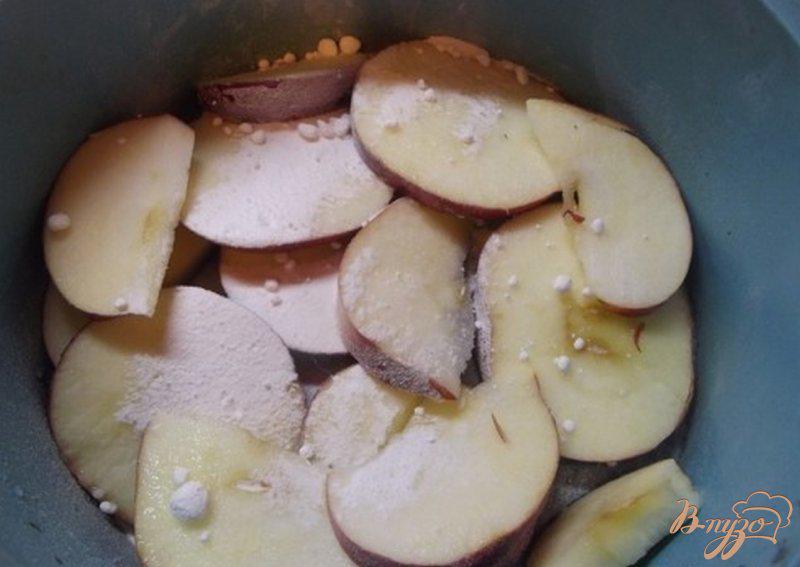 Фото приготовление рецепта: Творожная запеканка с яблоками шаг №4
