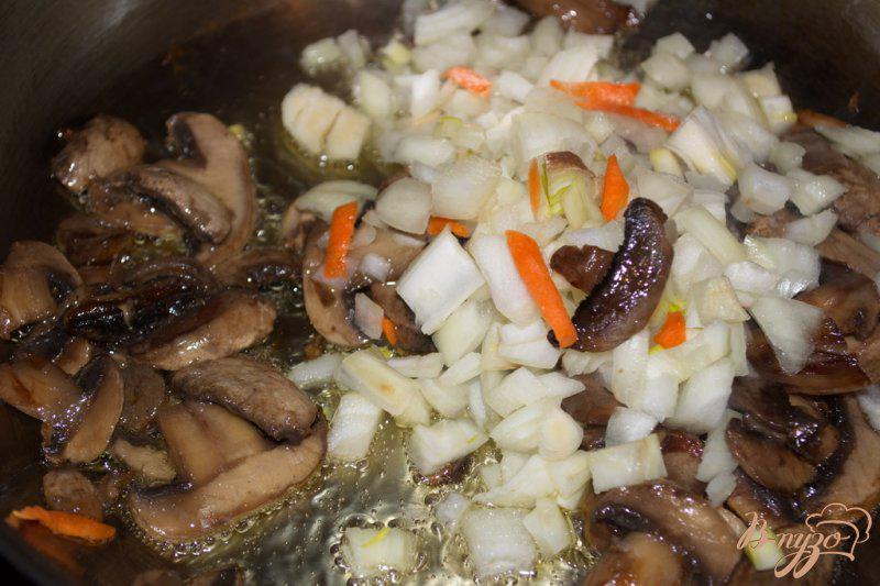 Фото приготовление рецепта: Тушеная капуста с овощами грибами и сосисками шаг №5