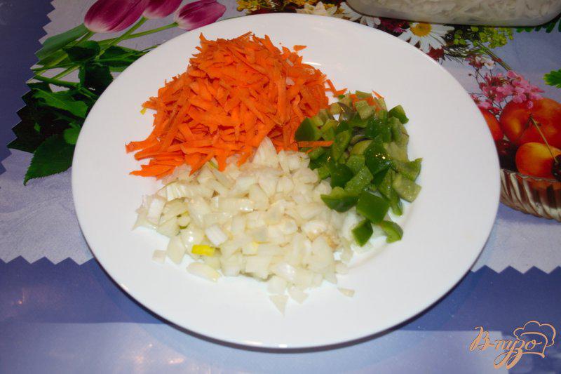 Фото приготовление рецепта: Тушеная капуста с овощами грибами и сосисками шаг №2