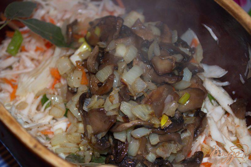 Фото приготовление рецепта: Тушеная капуста с овощами грибами и сосисками шаг №6