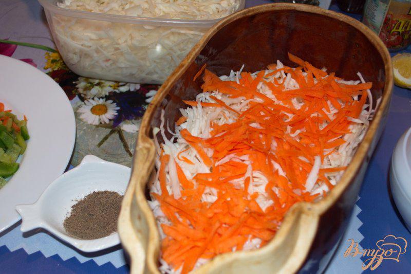 Фото приготовление рецепта: Тушеная капуста с овощами грибами и сосисками шаг №3