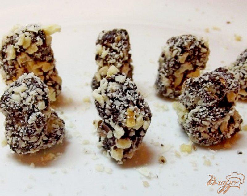 Фото приготовление рецепта: Трюфельные конфеты в белом шоколаде шаг №4