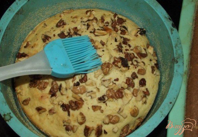 Фото приготовление рецепта: Пирог на кислом молоке с грецкими орехами шаг №6