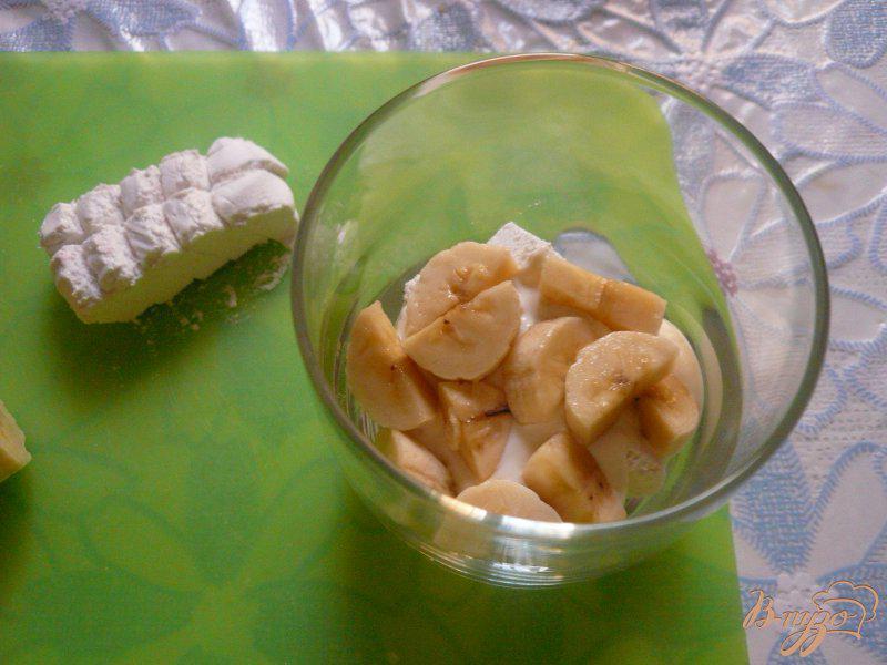 Фото приготовление рецепта: Десерт слоеный с зефиром и бананом шаг №4