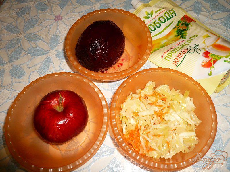 Фото приготовление рецепта: Свекольный салат с квашеной капустой и яблоком шаг №1