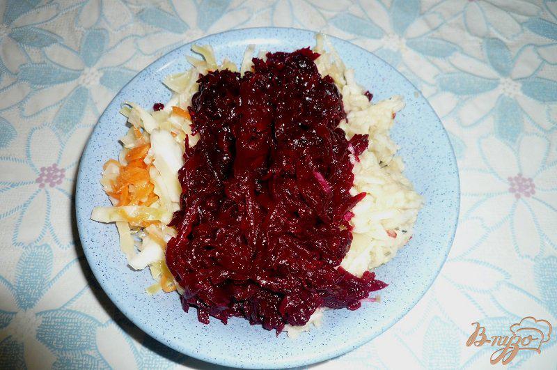 Фото приготовление рецепта: Свекольный салат с квашеной капустой и яблоком шаг №4