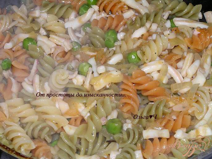 Фото приготовление рецепта: Трехцветная паста с кальмарами и зеленым горошком шаг №5