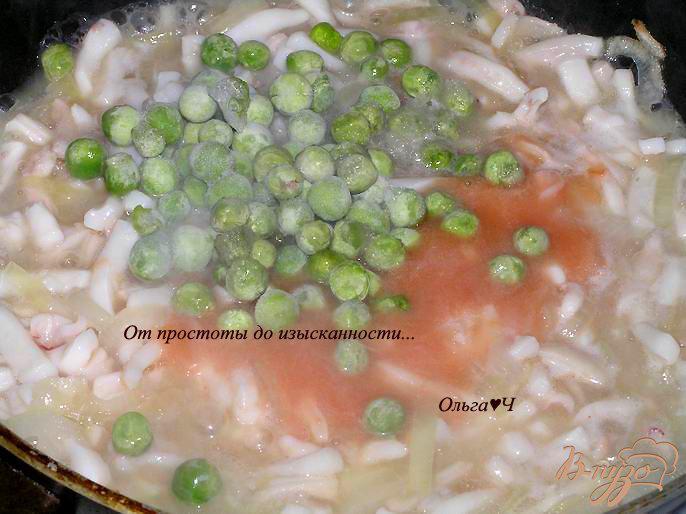 Фото приготовление рецепта: Трехцветная паста с кальмарами и зеленым горошком шаг №3