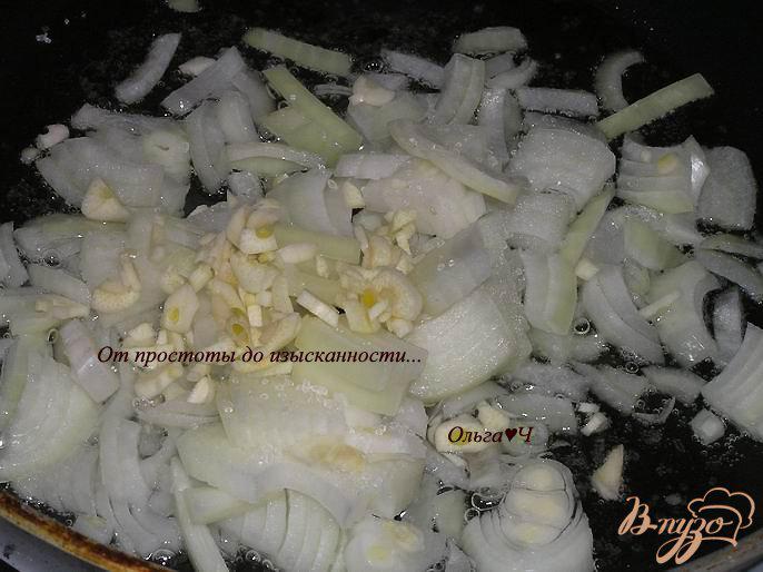 Фото приготовление рецепта: Трехцветная паста с кальмарами и зеленым горошком шаг №1