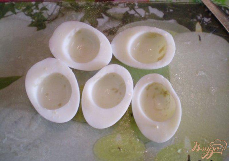 Фото приготовление рецепта: Яйца фаршированные свеклой и сыром шаг №1