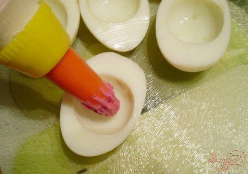Фото приготовление рецепта: Яйца фаршированные свеклой и сыром шаг №3