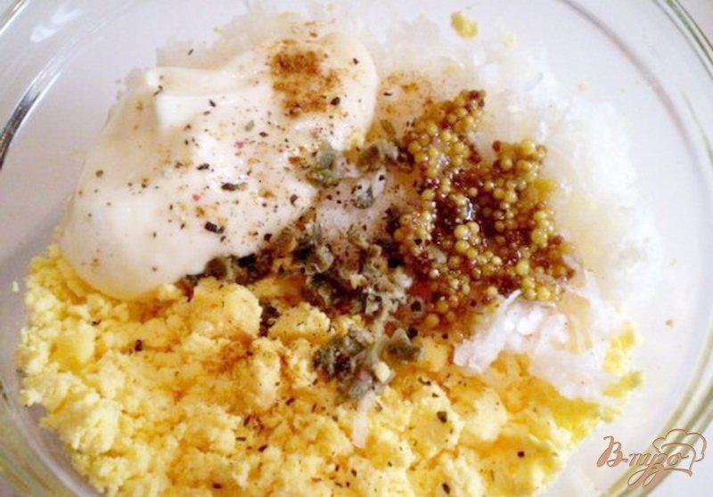 Фото приготовление рецепта: Яйца фаршированные каперсами и дайконом шаг №3