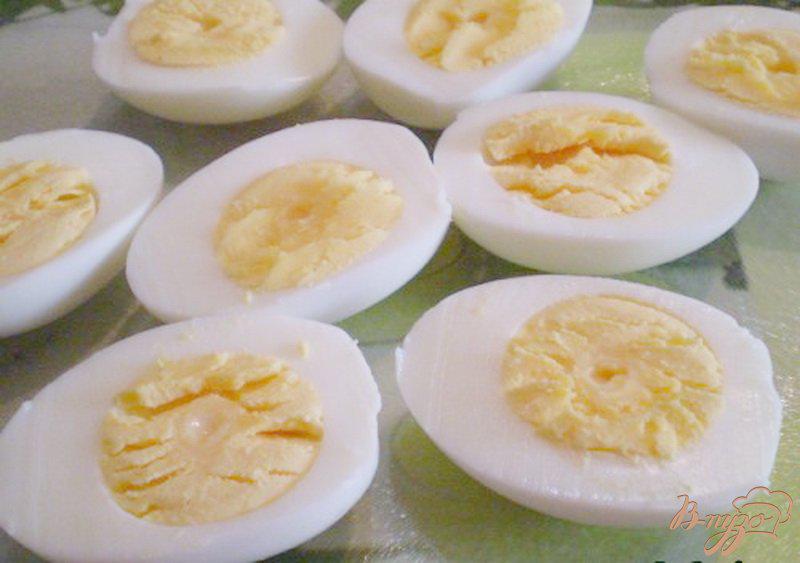 Фото приготовление рецепта: Яйца фаршированные каперсами и дайконом шаг №2