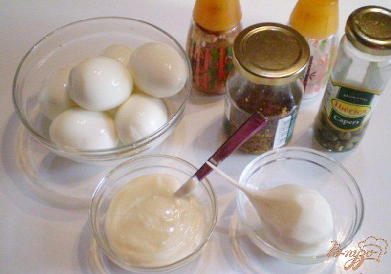 Фото приготовление рецепта: Яйца фаршированные каперсами и дайконом шаг №1