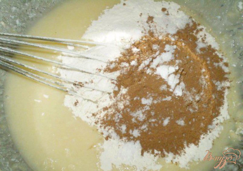 Фото приготовление рецепта: Шоколадный пирог со сметанно-ореховым кремом шаг №2