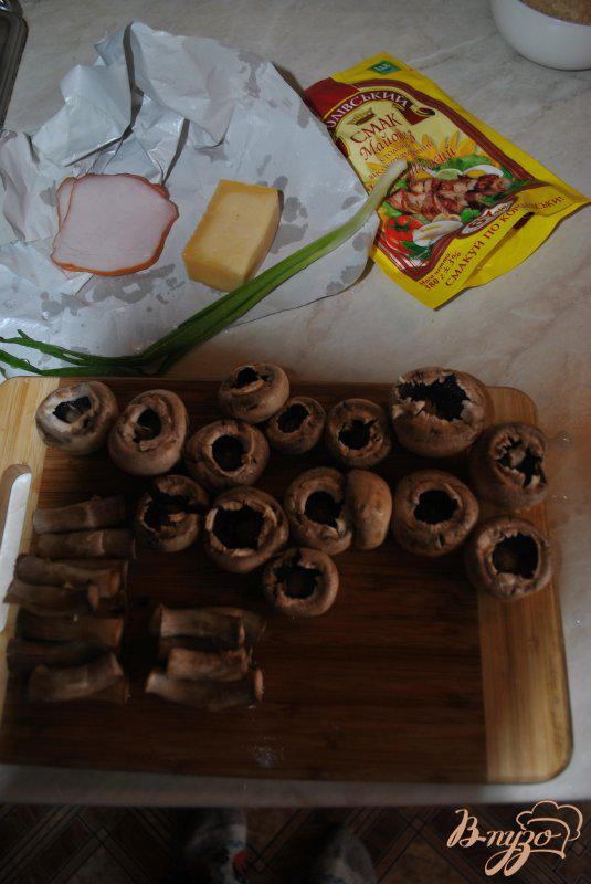 Фото приготовление рецепта: Фаршированные сыром с ветчиной грибочки шаг №1