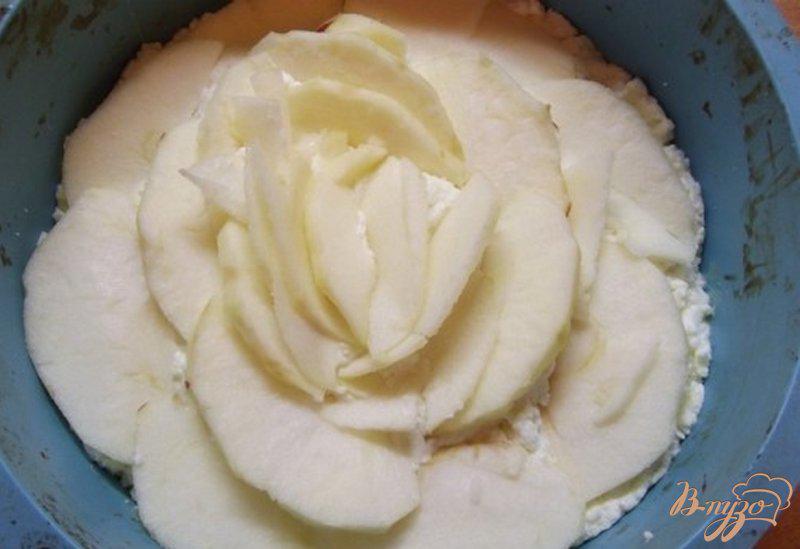Фото приготовление рецепта: Яблочно-творожный пирог шаг №9