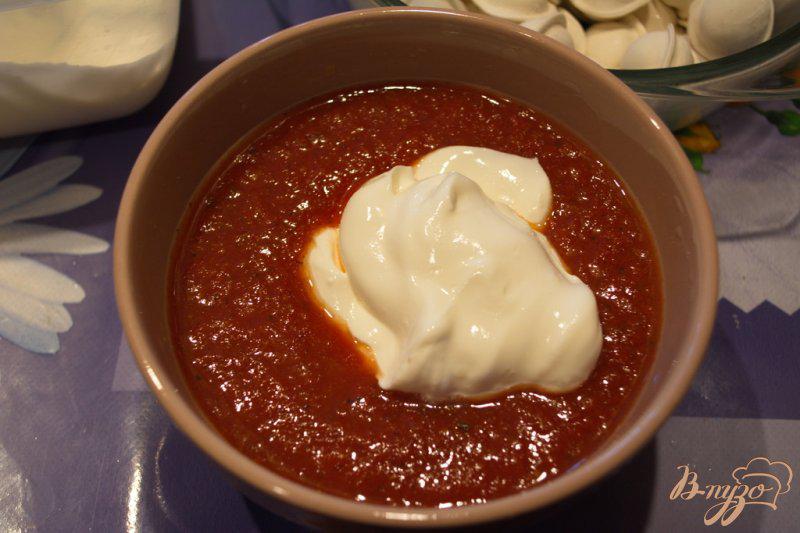 Фото приготовление рецепта: Запеченые пельмени в томатном соусе шаг №3
