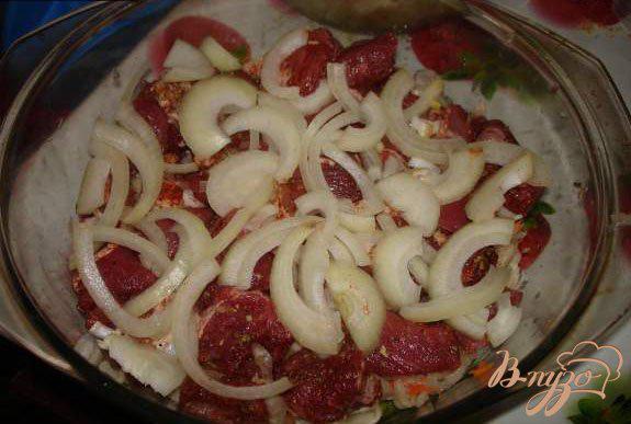 Фото приготовление рецепта: Свинина тушеная в квашенной капусте шаг №3