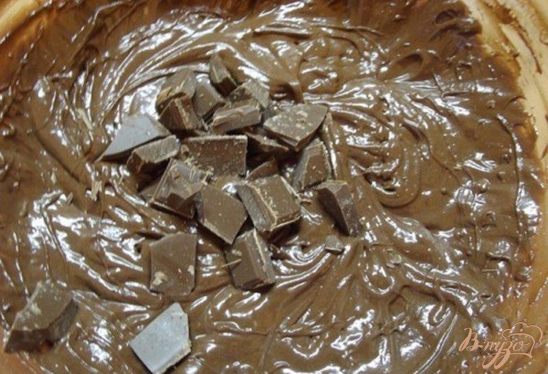 Фото приготовление рецепта: Шоколадный пирог со сгущенным молоком шаг №9