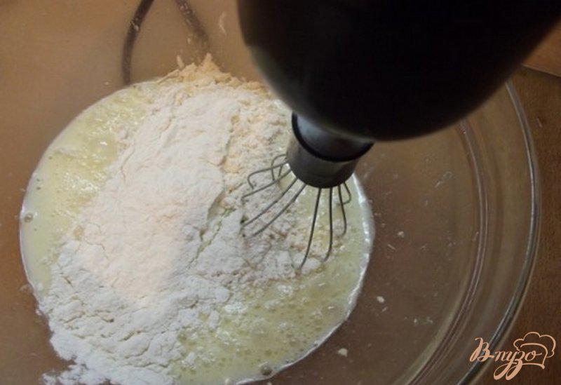 Фото приготовление рецепта: Плотный яичный кекс с сухофруктами шаг №2