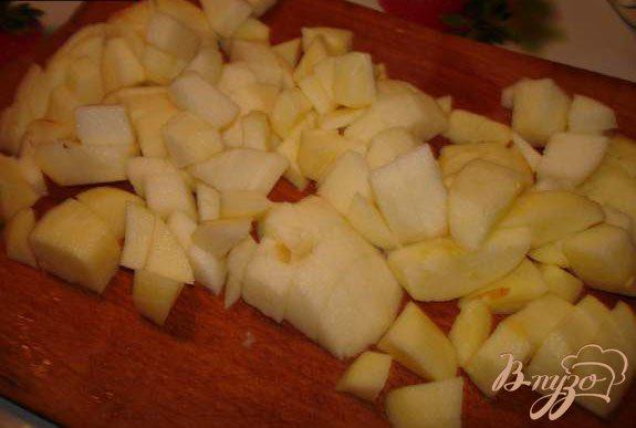 Фото приготовление рецепта: Кулебяка с яблоком, изюмом и корицей шаг №6