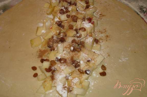 Фото приготовление рецепта: Кулебяка с яблоком, изюмом и корицей шаг №3