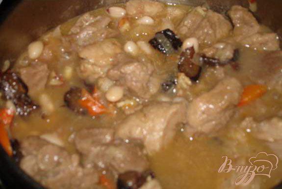 Фото приготовление рецепта: Мясо по-грузински с фасолью, черносливом и орехом. шаг №4
