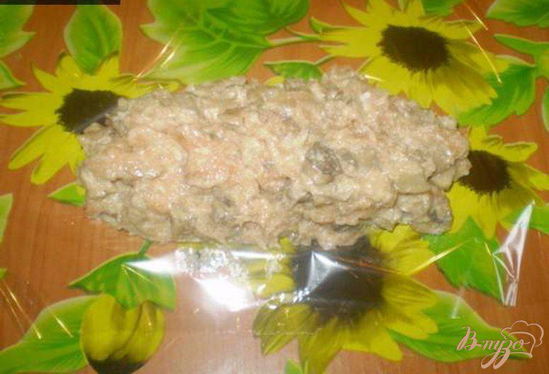 Фото приготовление рецепта: Колбаса домашняя куриная с грибами шаг №3