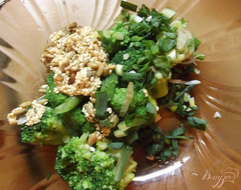 Фото приготовление рецепта: Салат с семенами подсолнечника и кунжута шаг №6
