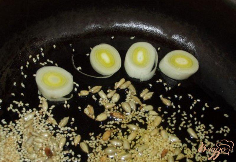 Фото приготовление рецепта: Салат с семенами подсолнечника и кунжута шаг №4