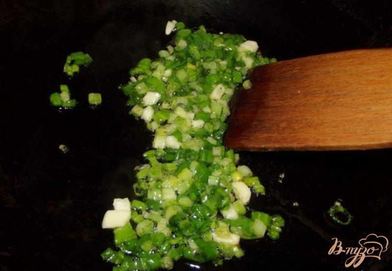 Фото приготовление рецепта: Макароны с фасолью, мясом и зеленью шаг №3