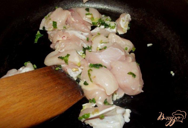 Фото приготовление рецепта: Макароны с фасолью, мясом и зеленью шаг №4