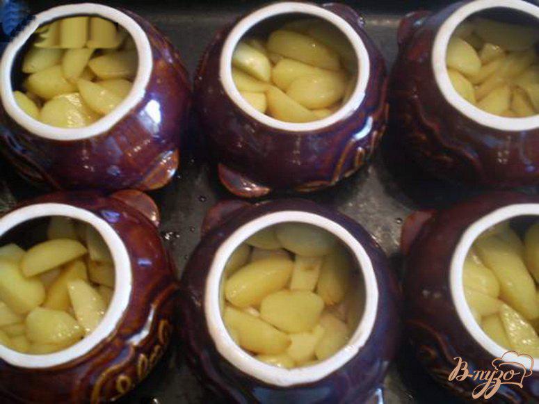 Фото приготовление рецепта: Картофель с грибами и курицей в горшочке шаг №3