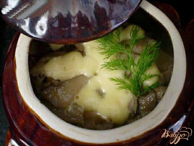 Фото приготовление рецепта: Картофель с грибами и курицей в горшочке шаг №5